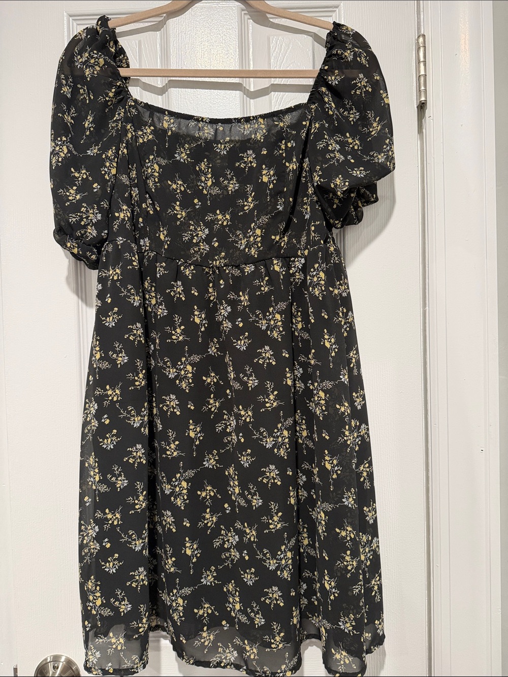 Womens Black Floral Puff Sleeve Dress